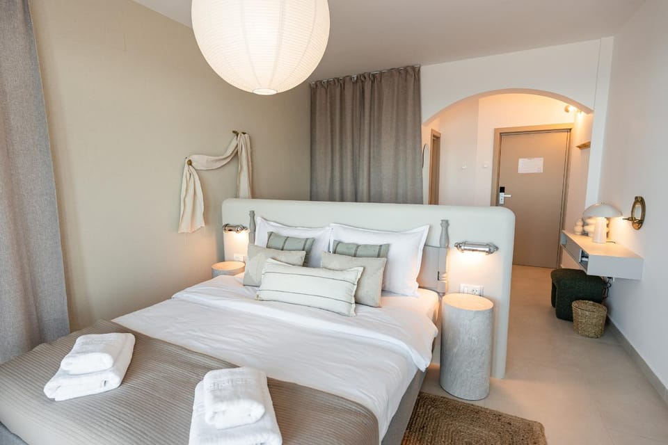 Bed, Photo of the whole room, towels