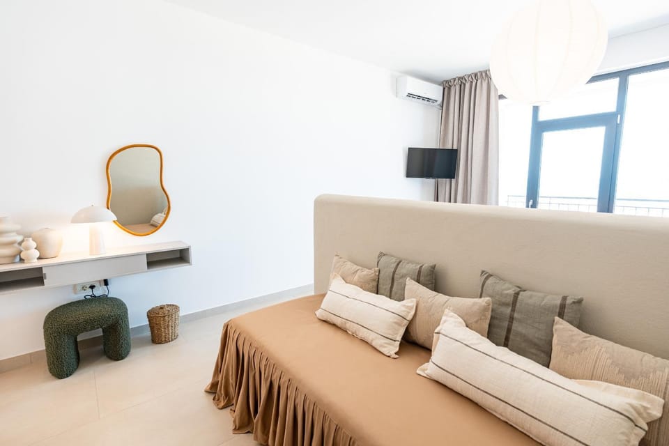 Bed, TV and multimedia, Decorative detail, air conditioner