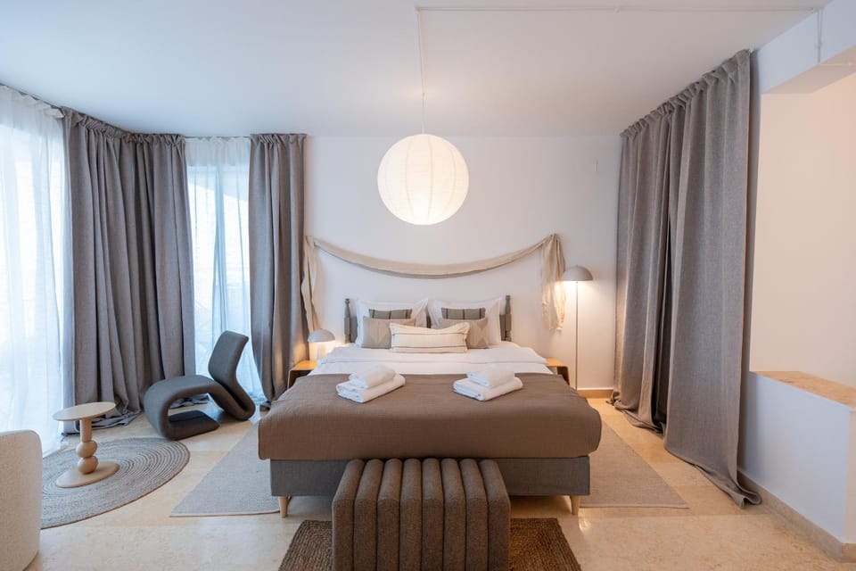 Bed, Photo of the whole room, Decorative detail, towels