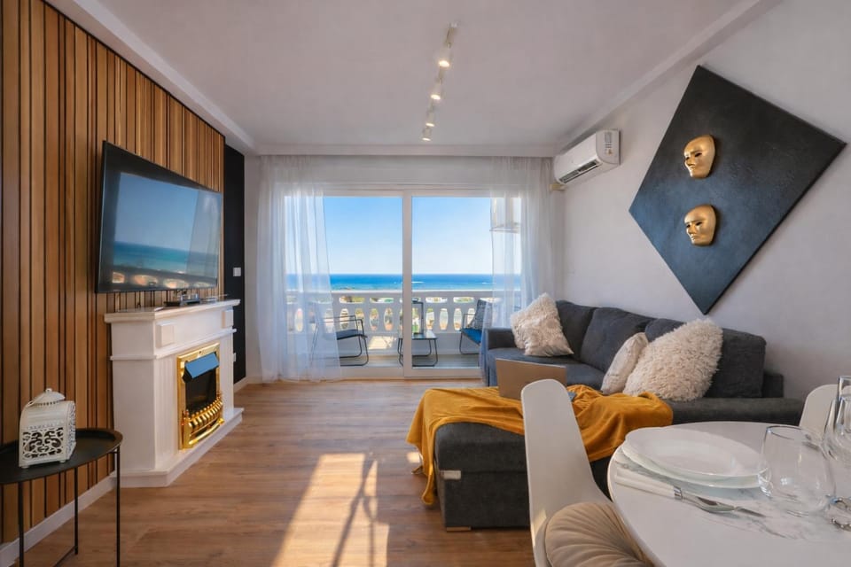 Communal lounge/ TV room, Natural landscape, TV and multimedia, Living room, Seating area, Evening entertainment, Sea view