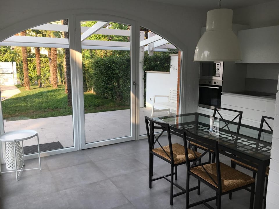 Day, Living room, Seating area