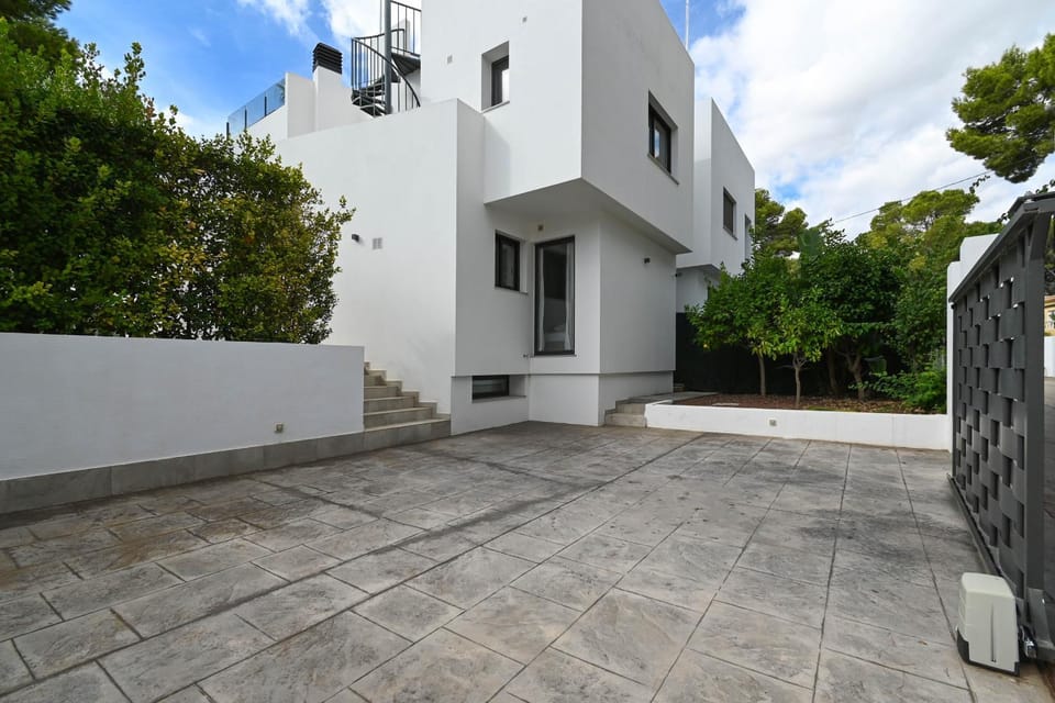 Property building, Facade/entrance, Off site