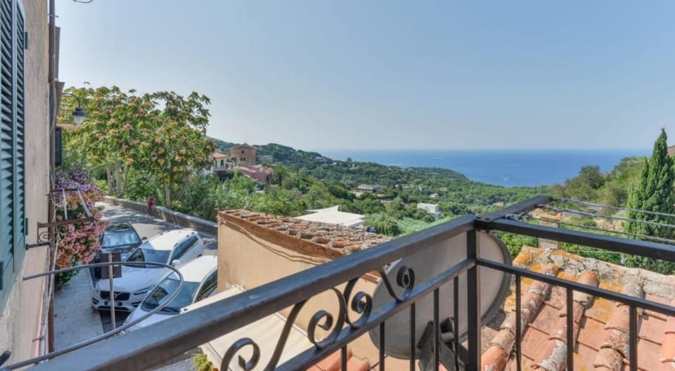 Vista su Montecristo - Goelba Apartment in Capoliveri
