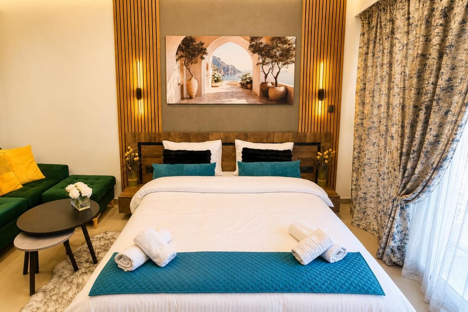 Bed, Bedroom, towels