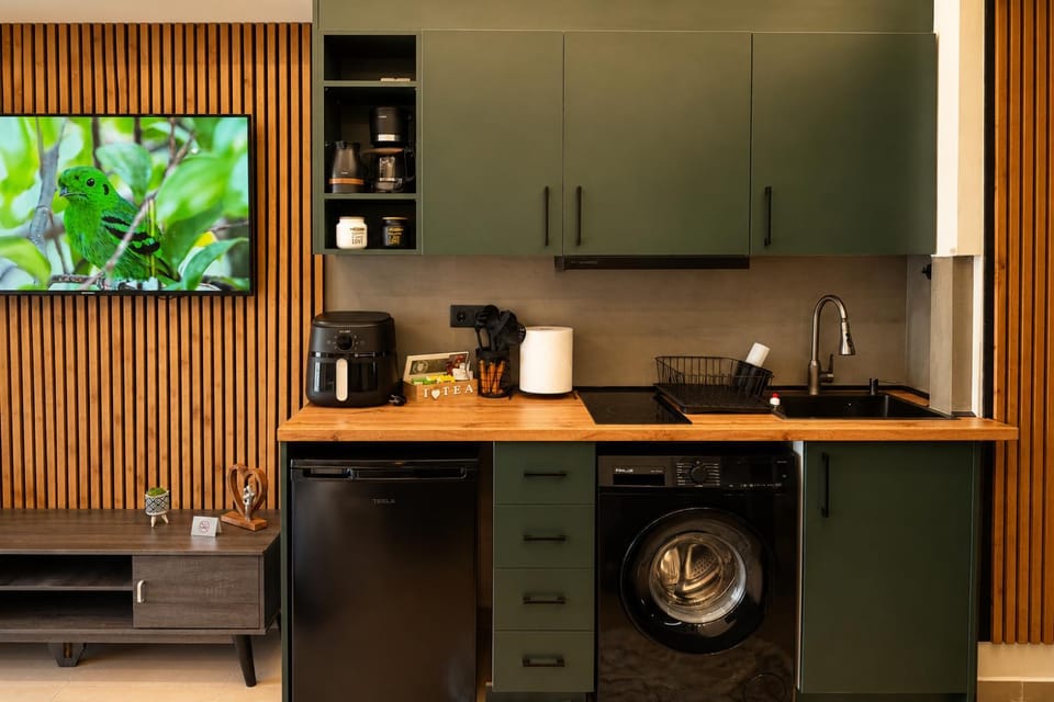 Coffee/tea facilities, Kitchen or kitchenette, stove