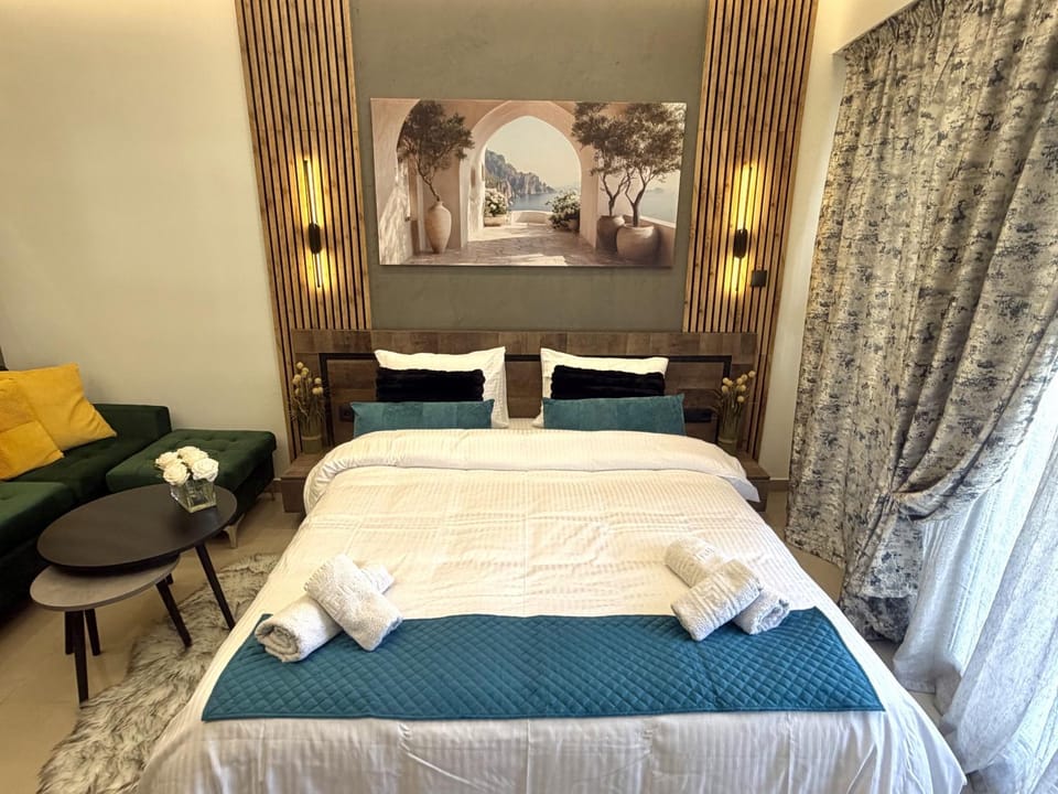 Green Orchid Modern Studio near Metro & Free Parking Apartment in Thessaloniki