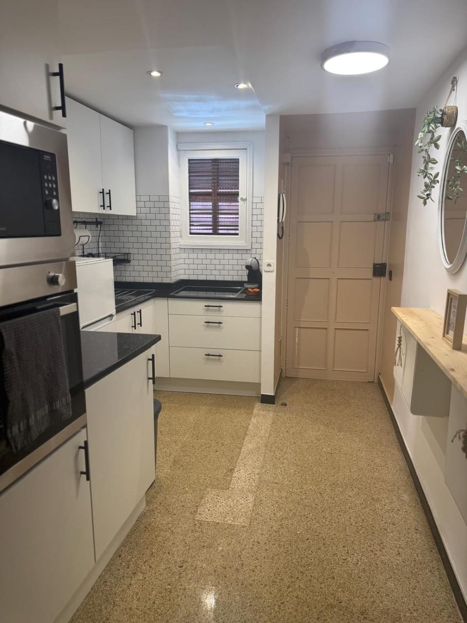 Kitchen or kitchenette, oven