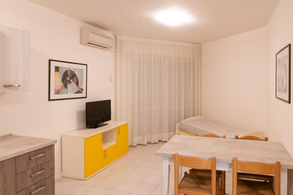 TV and multimedia, Living room, Dining area, air conditioner