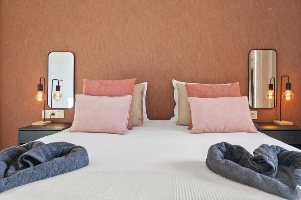 Bed, Bedroom, towels, air conditioner
