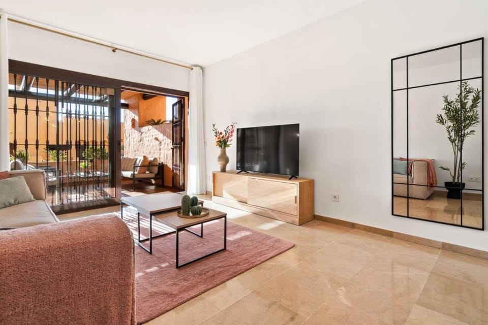 TV and multimedia, Living room, Seating area, air conditioner