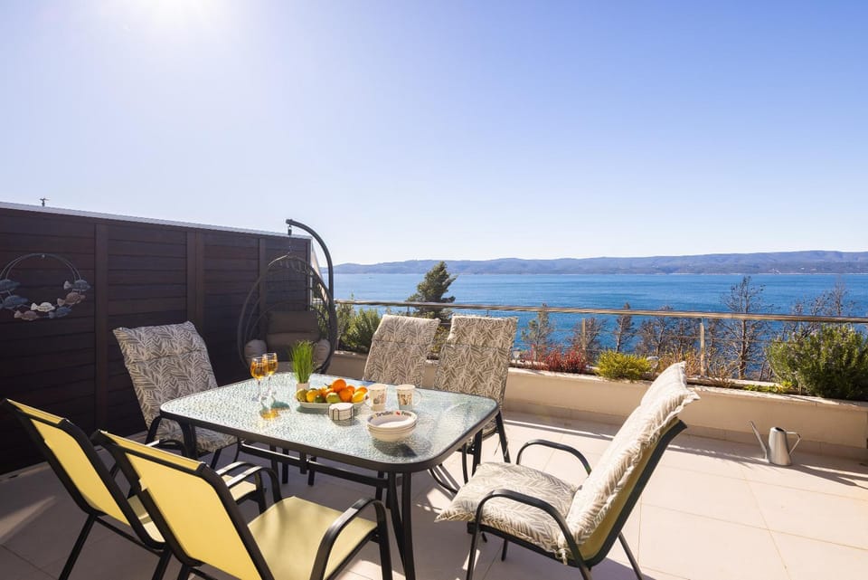 Balcony/Terrace, Food and drinks, Seating area, Dining area, Sea view
