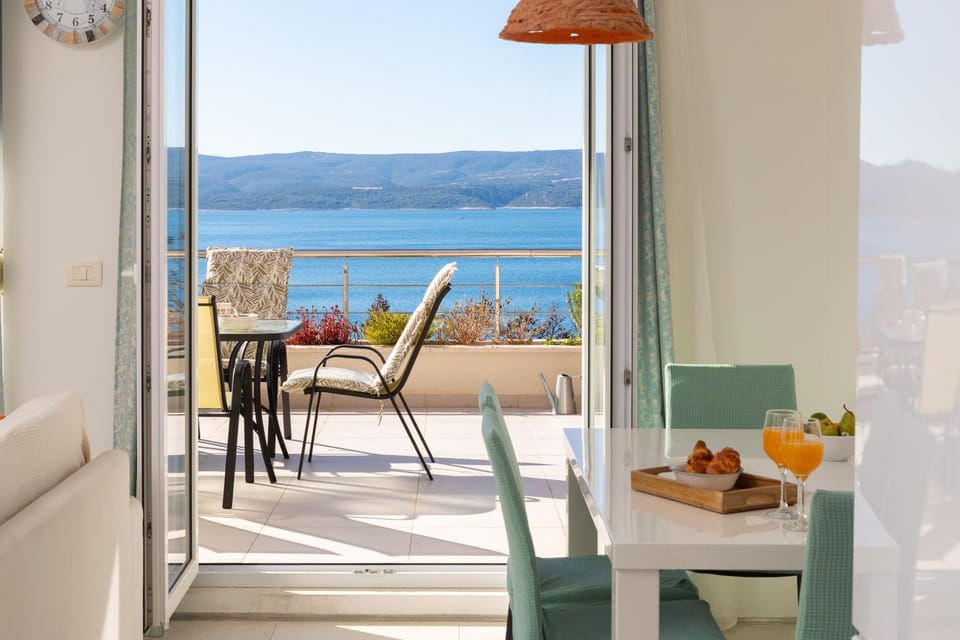 Balcony/Terrace, Food and drinks, Seating area, Dining area, Sea view