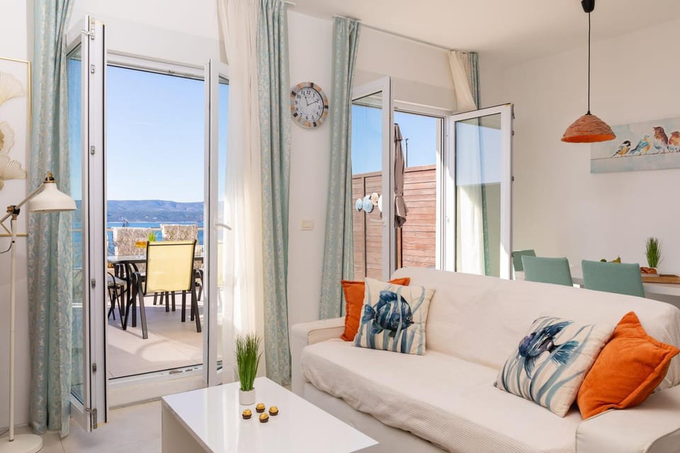 Balcony/Terrace, Decorative detail, Seating area, Dining area