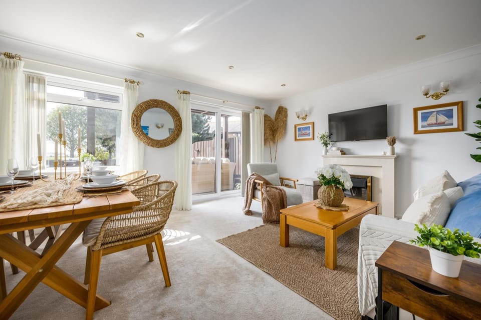 Communal lounge/ TV room, Living room, Seating area, Dining area