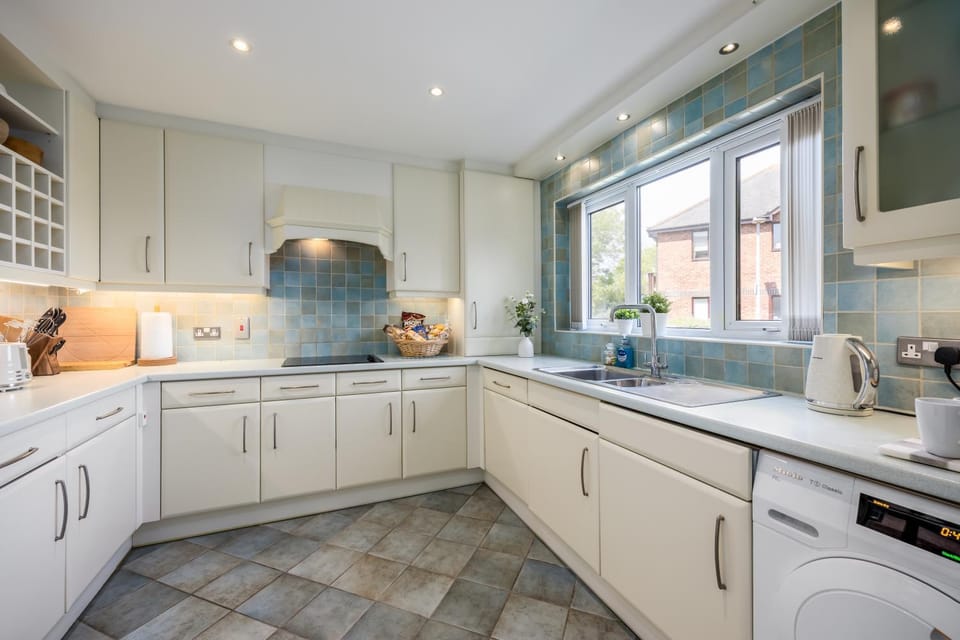 Kitchen or kitchenette, dishwasher, stove