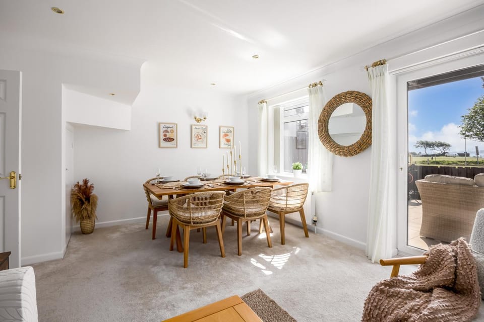 Living room, Seating area, Dining area, Garden view