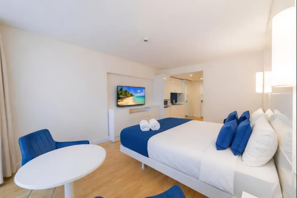 Bed, TV and multimedia, Photo of the whole room, Bedroom, towels