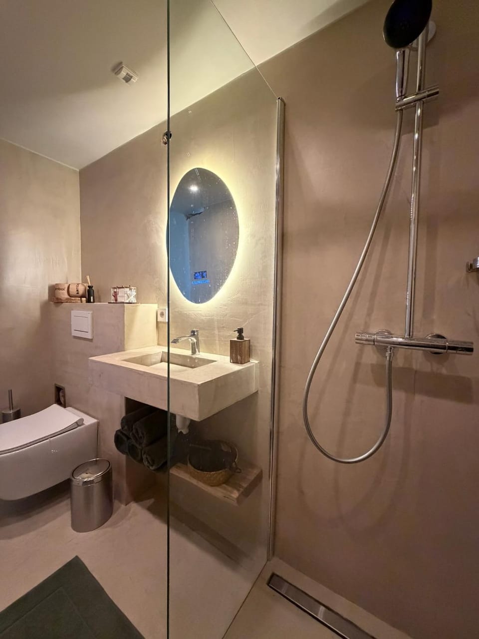 Shower, Toilet, bidet, bidet