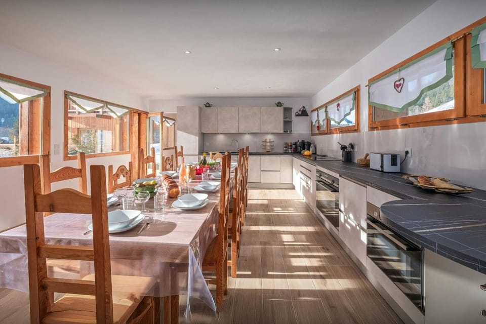 Kitchen or kitchenette, Dining area