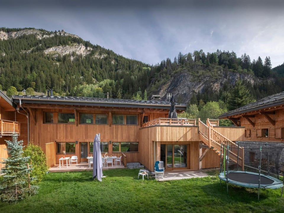 Property building, Day, Natural landscape, Summer, Mountain view