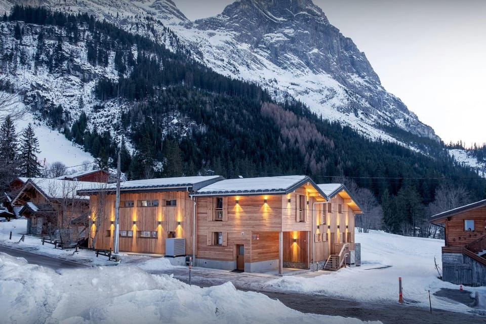 Property building, Day, Natural landscape, Winter, Mountain view