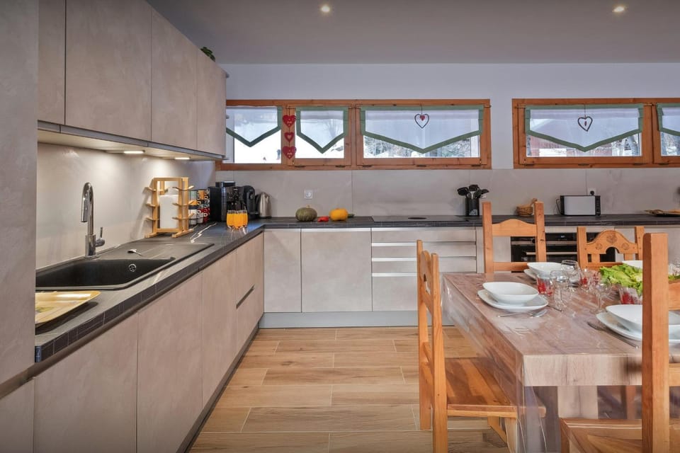 Kitchen or kitchenette, Dining area