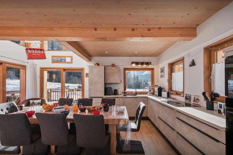 Kitchen or kitchenette, Dining area