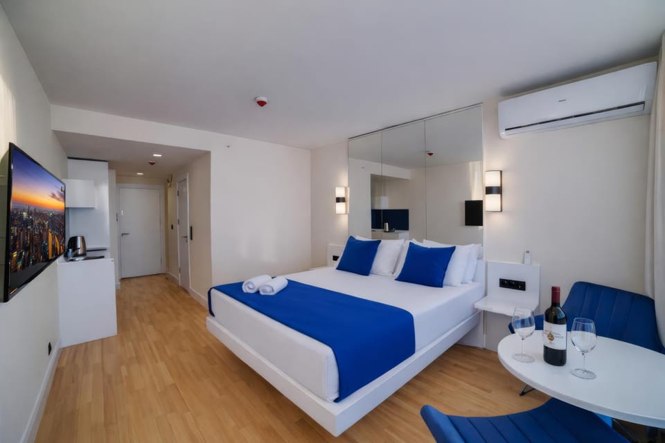 Communal lounge/ TV room, Bed, TV and multimedia, Kitchen or kitchenette, Photo of the whole room, Evening entertainment, Bedroom, air conditioner