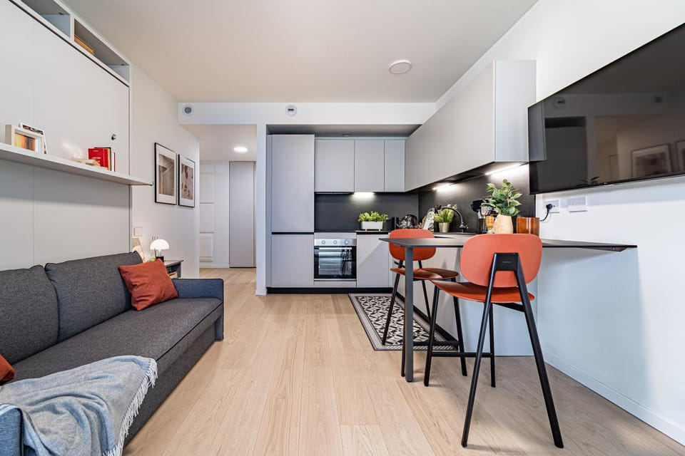 TV and multimedia, Kitchen or kitchenette, Living room, Seating area, Dining area
