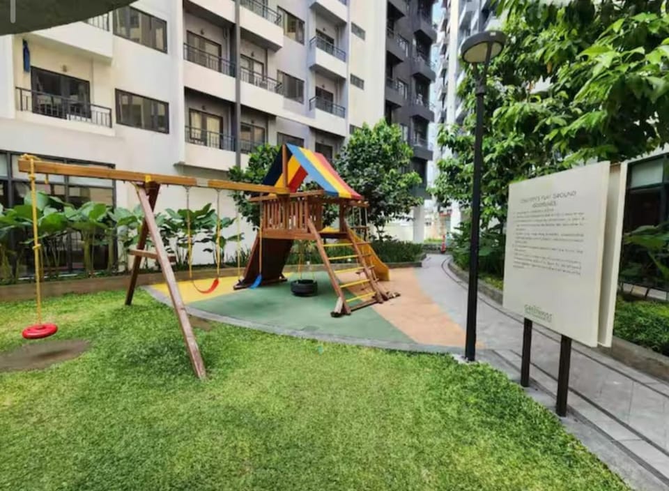 Condo Staycation-resort near airport and SM Bicutan with 3 pools and playground Apartment in Paranaque