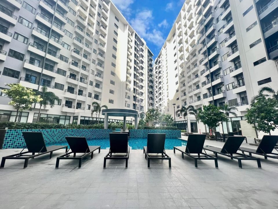 Condo Staycation-resort near airport and SM Bicutan with 3 pools and playground Apartment in Paranaque