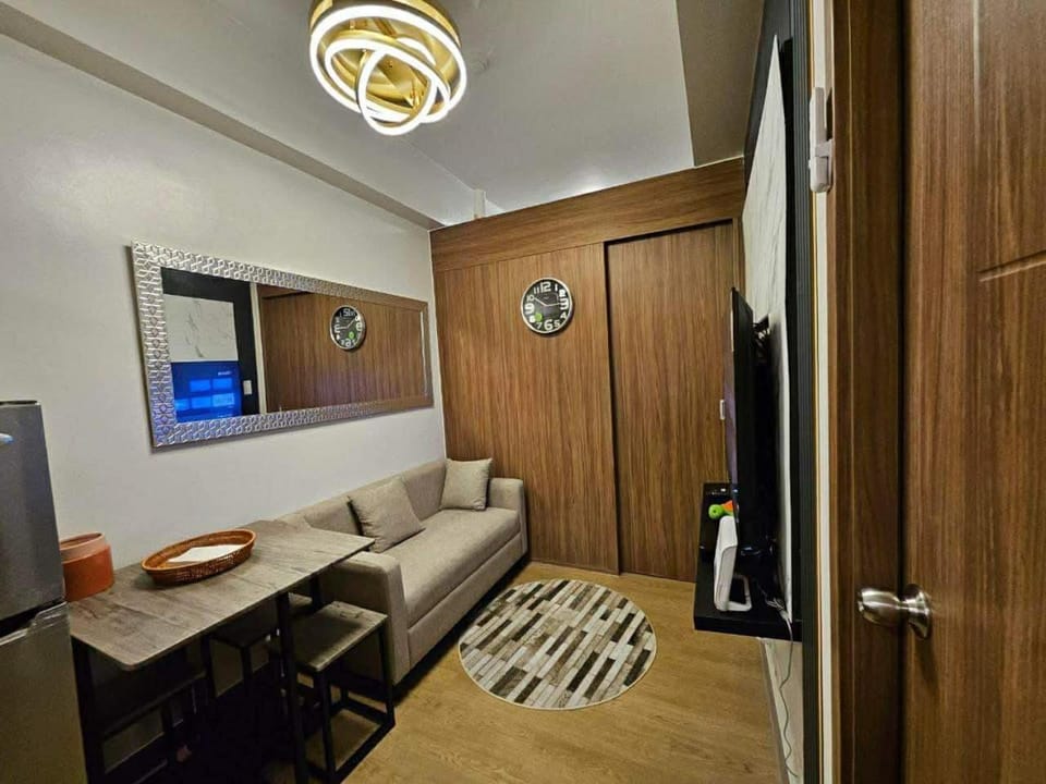 Condo Staycation-resort near airport and SM Bicutan with 3 pools and playground Apartment in Paranaque