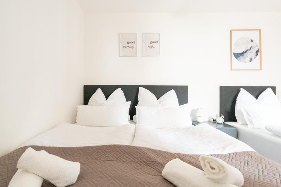 Bed, Photo of the whole room, Bedroom, towels