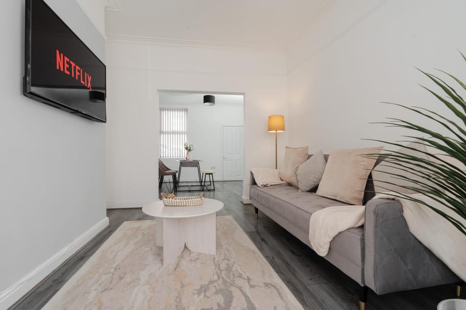 Bed, TV and multimedia, Living room, Seating area