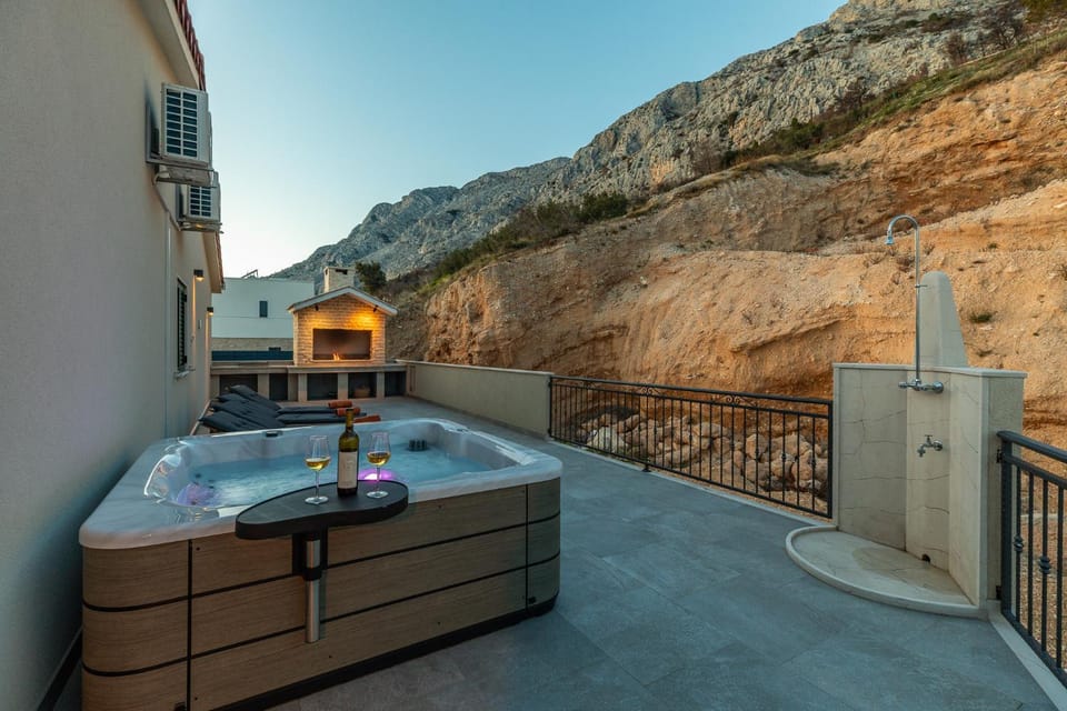 Shower, BBQ facilities, Hot Tub, Balcony/Terrace