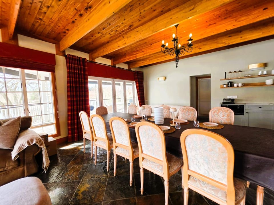 Living room, Seating area, Dining area
