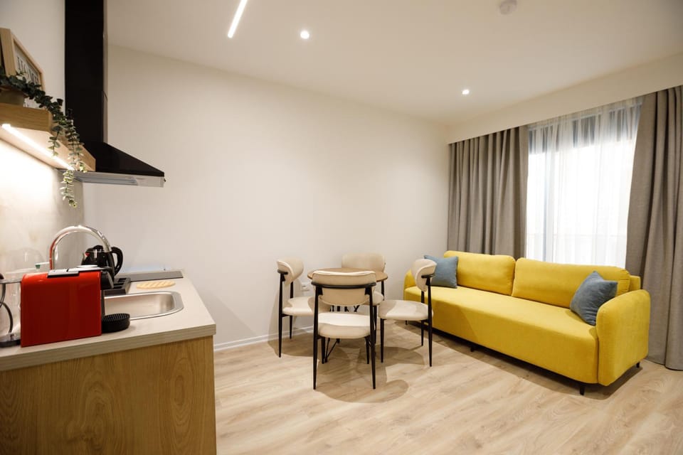Coffee/tea facilities, Kitchen or kitchenette, Living room, Seating area, Dining area