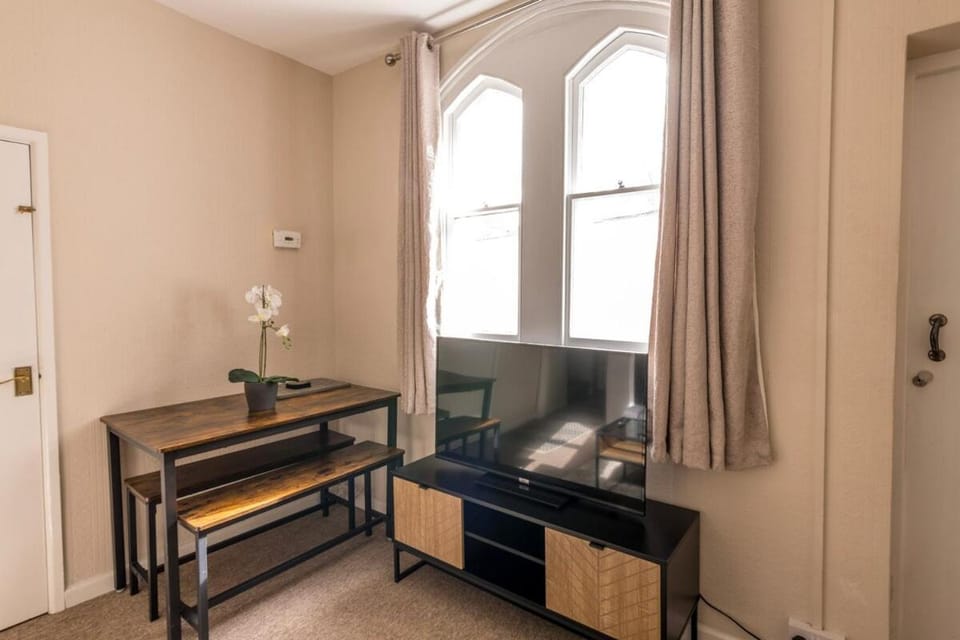 Communal lounge/ TV room, TV and multimedia, Dining area
