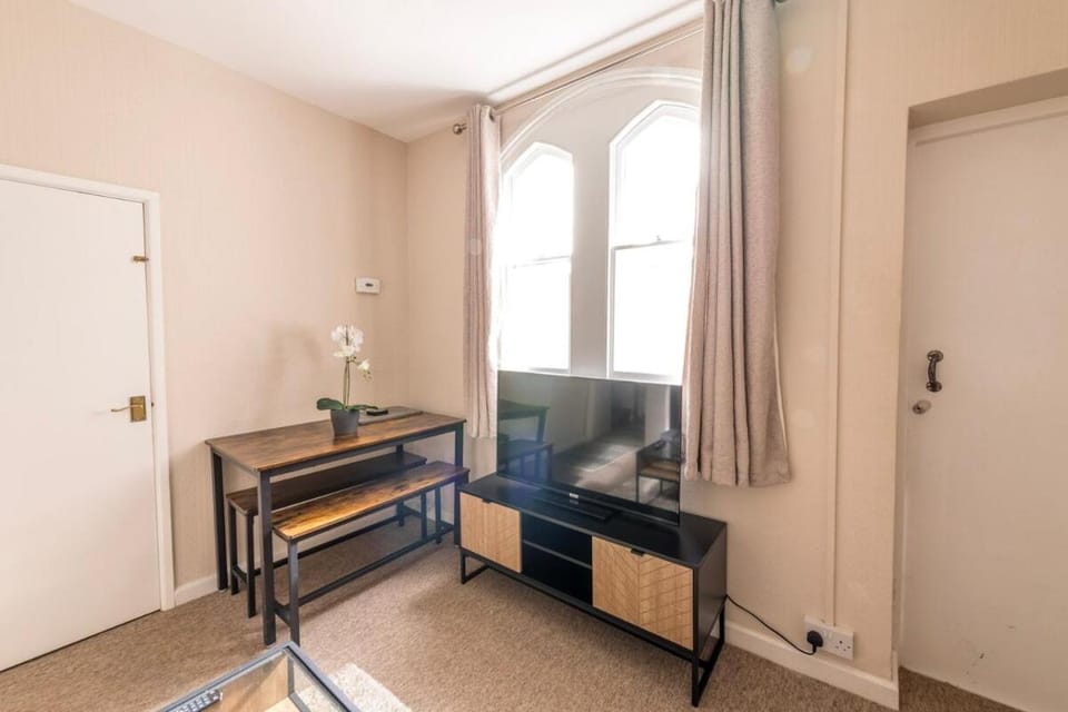 Communal lounge/ TV room, TV and multimedia, Dining area