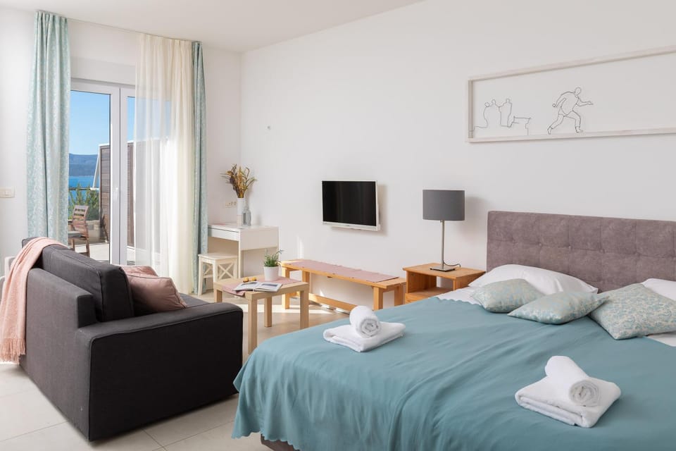 Bed, TV and multimedia, Living room, Seating area, Bedroom, towels