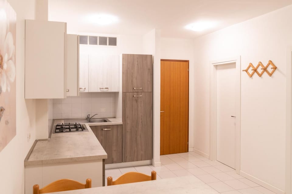 Kitchen or kitchenette, Dining area, kitchen