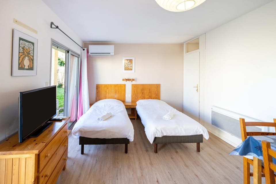 Property building, Living room, Bedroom