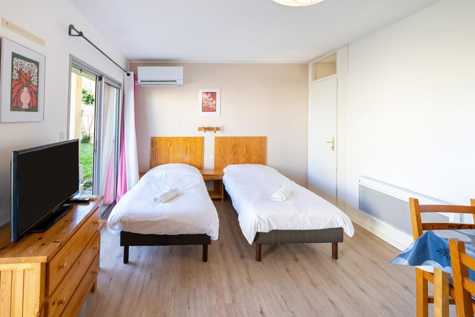 Property building, Living room, Bedroom