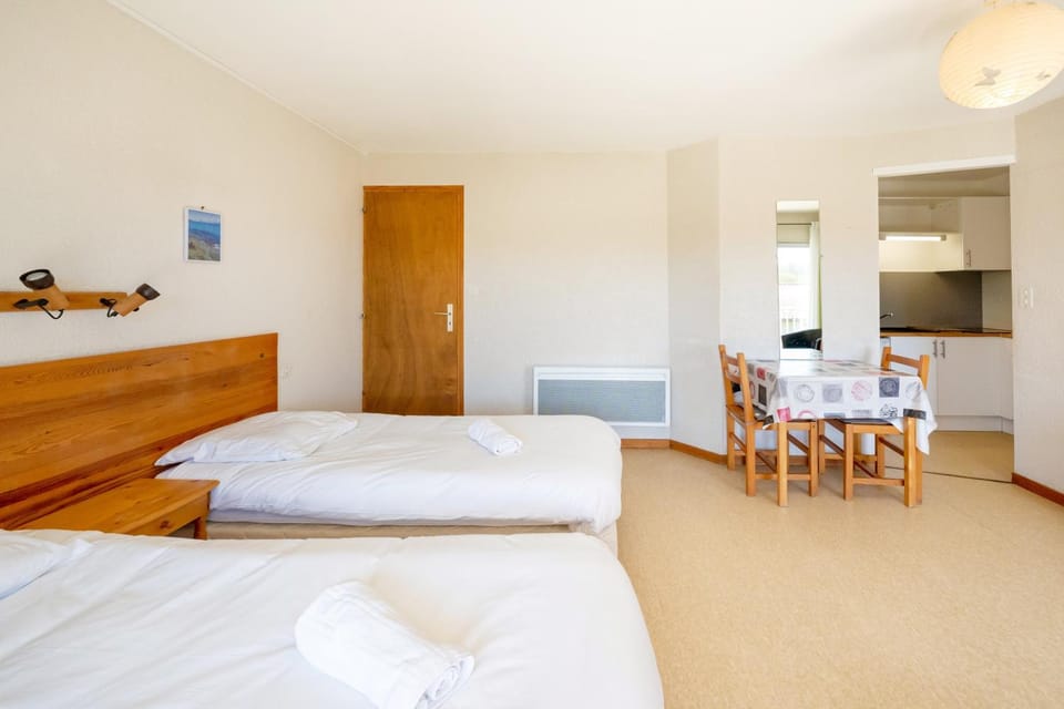 Property building, Living room, Bedroom
