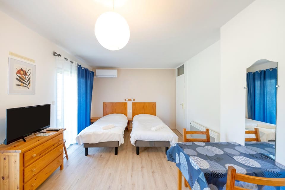 Property building, Living room, Bedroom