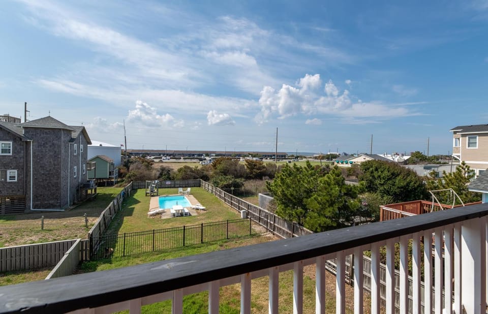 Lucky Paws Escape - Nags Head MP 16, 50 Yds to Beach, Pool, Fenced Yard, Pets OK, Flex Stays House in Whalebone
