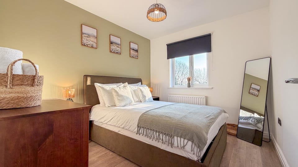 Bed, Decorative detail, Bedroom, wardrobe