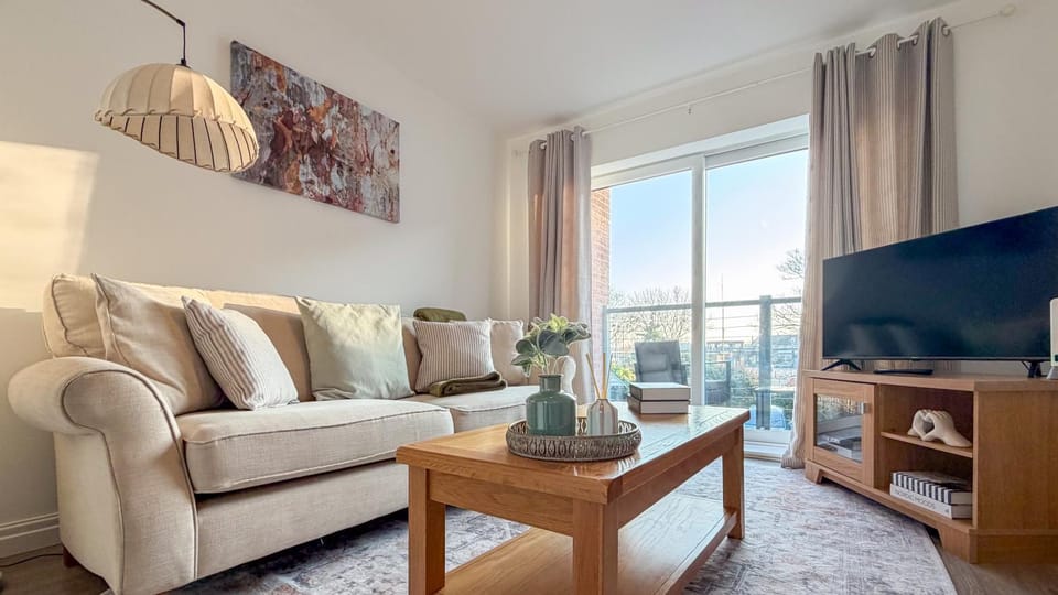 TV and multimedia, Balcony/Terrace, Balcony/Terrace, Decorative detail, Seating area, internet, internet