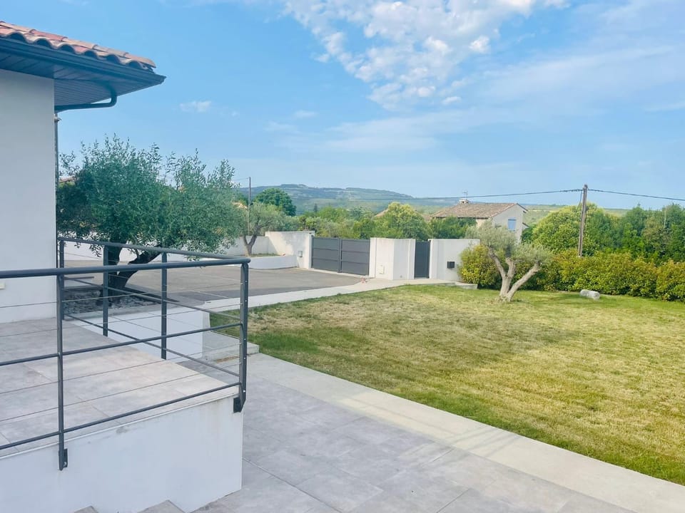 Villa, studio Piscine chauffée,10 pers Lavilledieu House in Provence
