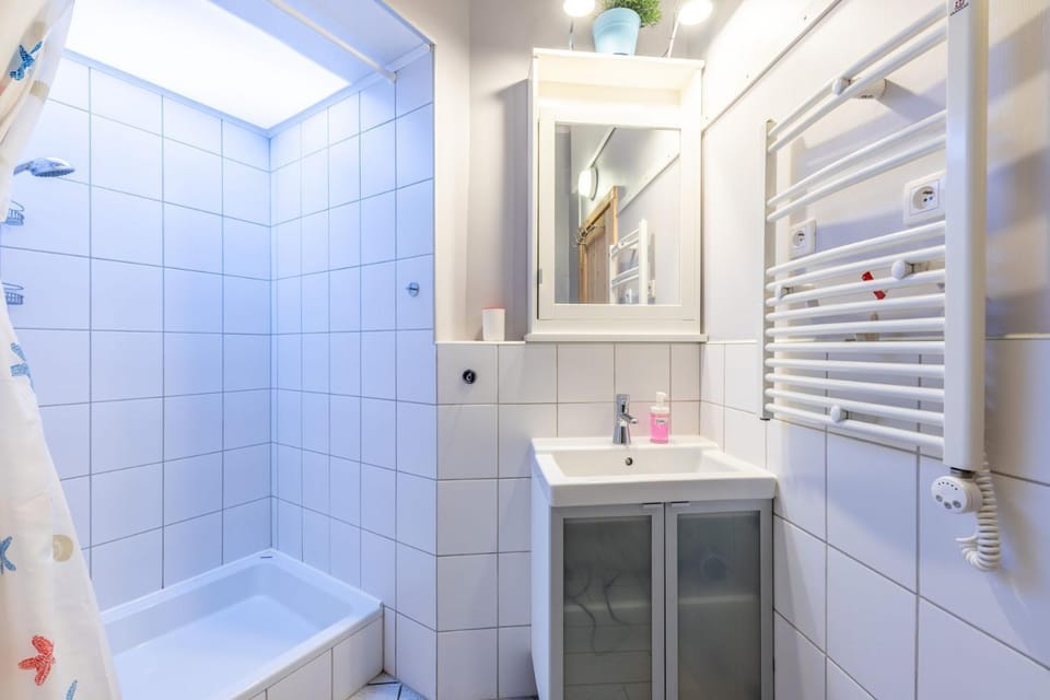 Shower, Bathroom, towels